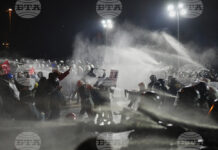 Огромни протести и сблъсъци между полиция и демонстранти в Истанбул