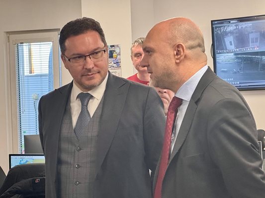 Министър Даниел Митов посети денонощния междуведомствен координационен център за противодействие