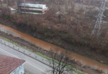 Ръждивочервени са водите на Струма в Перник