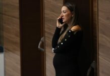 Депутатката Лариса Савова поиска да бъде с бебето си в Народното събрание