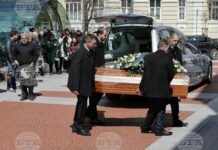 Близки и колеги изпратиха актьора Васил Банов в последния му път