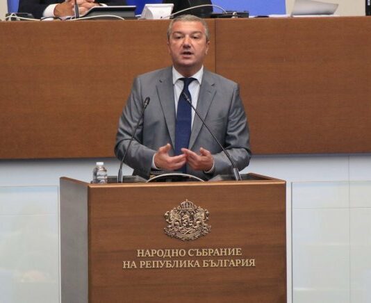 Драгомир Стойнев с ексцентрична идея: Българите зад граница да финансират изборите, тогава ще им откриваме секции където искат