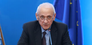 Здравният министър иска три имунизации да станат задължителни