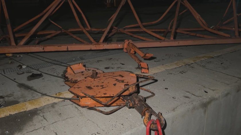 Силен вятър събори 50 метров кран върху лодки на рибарското пристанище