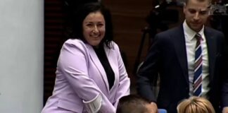 Десислава Танева дойде с патерици да подкрепи кабинета „Желязков“