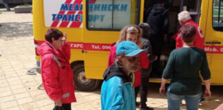 Доброволци разчистват къщите в Лехчево и Кобиляк след наводнението