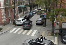 Глоби по 20 лв. за младежите, заснети да се возят на капака на автомобил във Варна