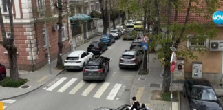 Глоби по 20 лв. за младежите, заснети да се возят на капака на автомобил във Варна