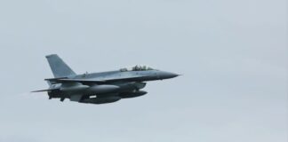 Самолетът не е истински. Защо мислиш не пуснаха Радев да отиде да го види и пипне