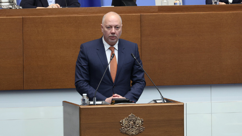 5 минути е обикалял самолетът на Урсула фон дер Лайен