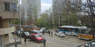 Полицай на мотор е пострадал при ПТП на столичен булевард, трамваите са спрени