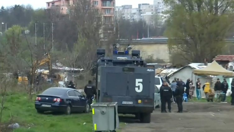 Започна премахването на незаконните постройки в столичния квартал Захарна фабрика Полицейското