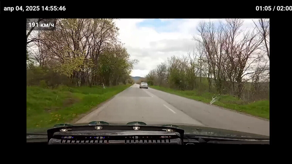 Лек автомобил изпревари небрандирана полицейска кола със 170 км ч на