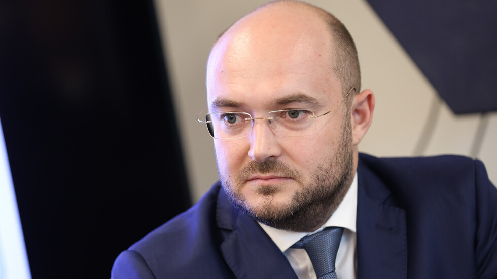 Ентусиаст поиска 200 нотариални акта да му бъдат представени в