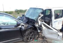 Брутален челен удар между джип и бус, има загинал