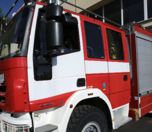 Къща гори в столичен квартал, двама са тежко пострадали