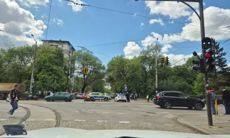 Товарен автомобил и моторист са се блъснали на столичния булевард