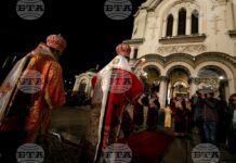 Хиляди вярващи изпълниха храмовете в страната, за да посрещнат Христовото Възкресение