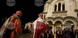 Хиляди вярващи изпълниха храмовете в страната, за да посрещнат Христовото Възкресение