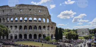 Над 400 000 души се сбогуваха с папа Франциск във Ватикана и в Рим