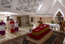 Хиляди чакат с часове на опашка, за да се сбогуват с папа Франциск