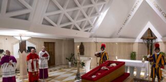 Хиляди чакат с часове на опашка, за да се сбогуват с папа Франциск