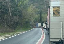 Свлачище в Кресненското дефиле, движението е в една лента