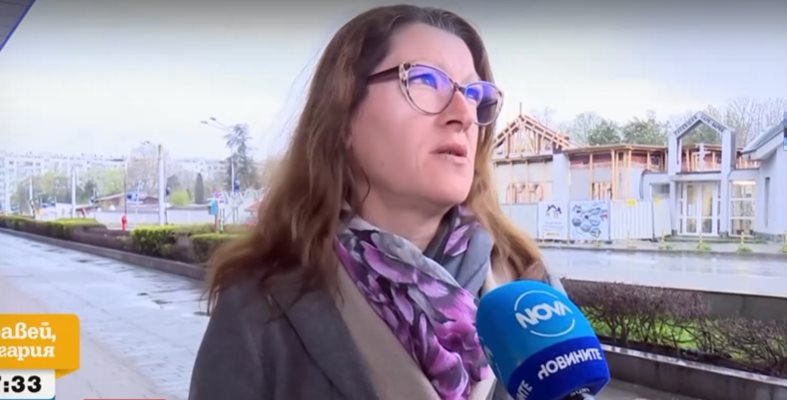 Ученички биха своя връстничка пред един от търговските центрове във