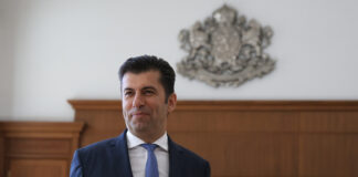 С оставката Петков поемал политическата отговорност за провала си в кадровата политика на ПП в София