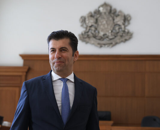 Съдът праща Кирил Петков за психиатрична и психологична експертиза във Варна по делото срещу Пеевски