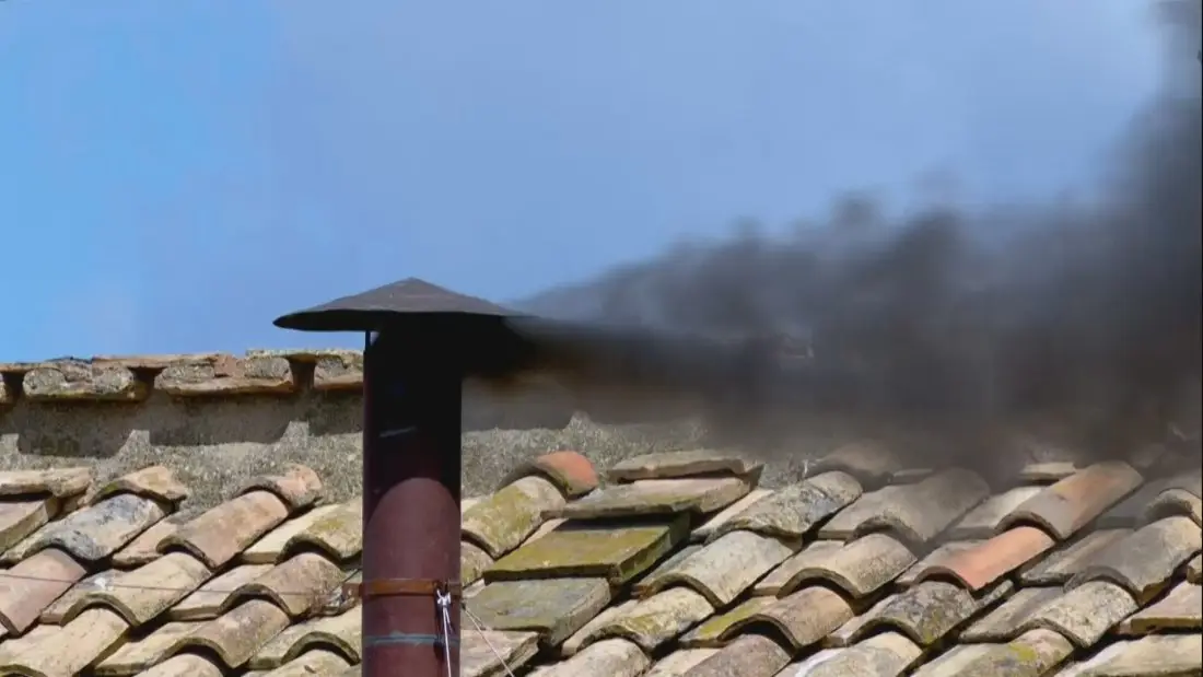 Черен дим от комина на Сикстинската капела – това е