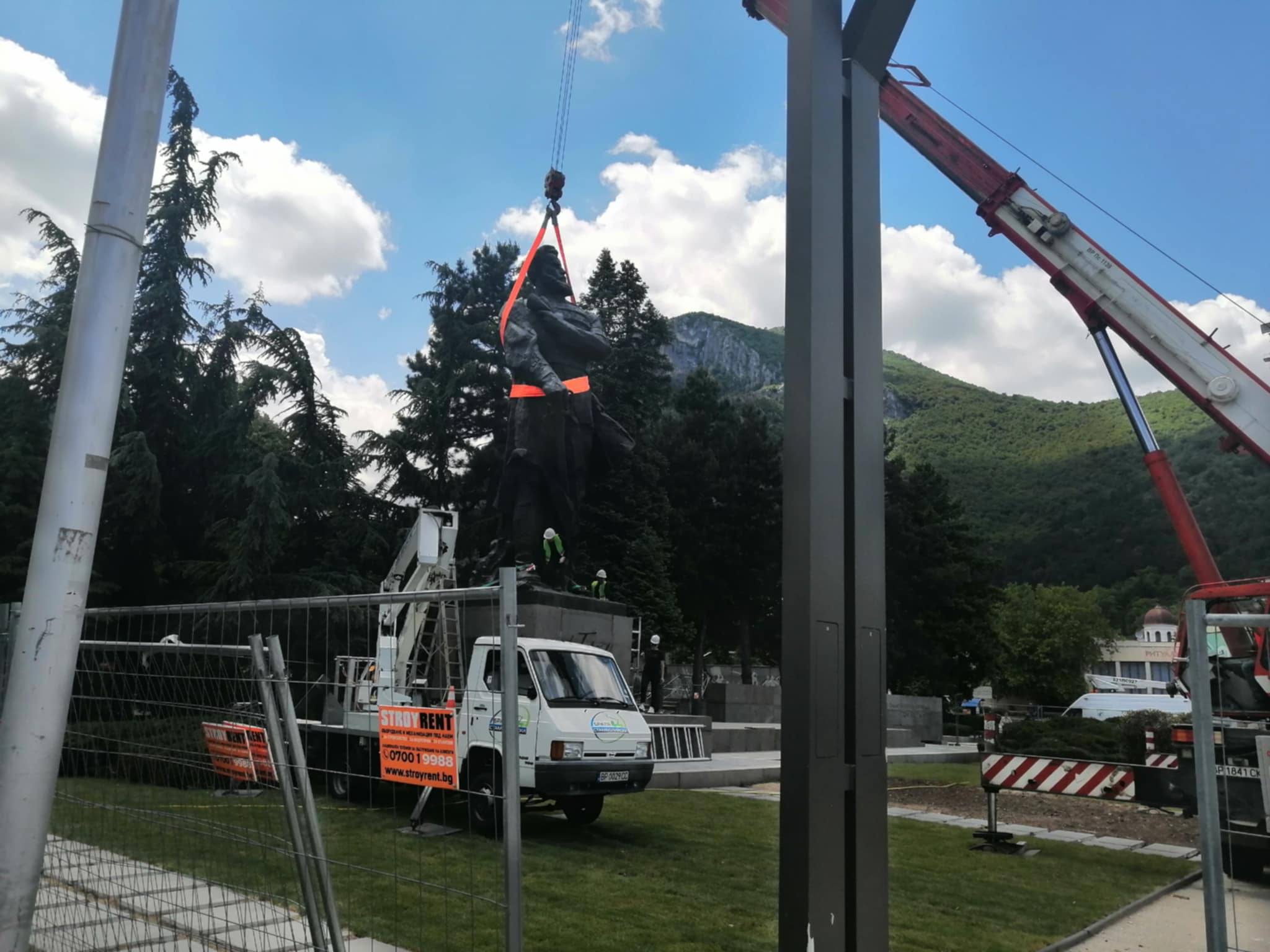 Паметникът на Христо Ботев бе върнат на едноименния площад във