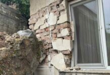 Подпорна стена се срути в Перник и събори част от къща