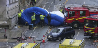 27 души са в болница след врязването на автомобил в тълпа от фенове на „Ливърпул“, двама са тежко ранени