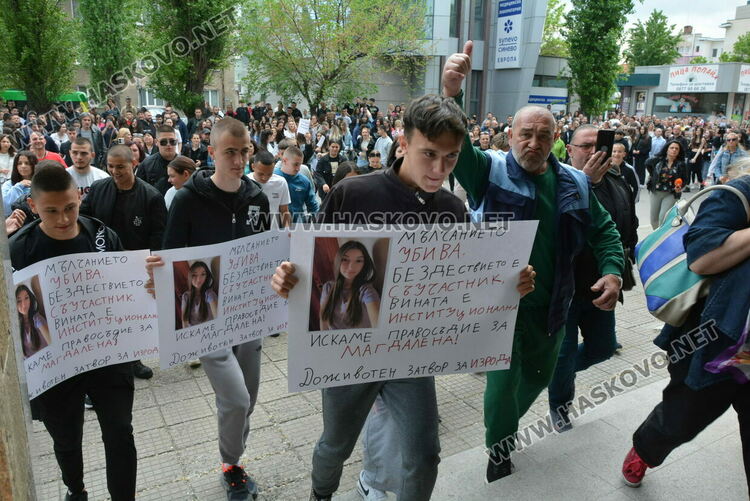 Хора на партията на Костадин Костадинов Възраждане яхнаха протеста на