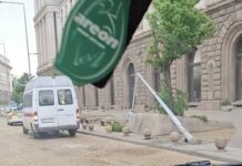 Микробус на „Пирогов“ се вряза в стълб пред президентството