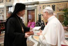 Митрополит Антоний подари сребърни монети с българските манастири на папа Лъв XIV