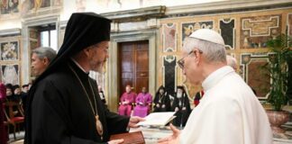 Митрополит Антоний подари сребърни монети с българските манастири на папа Лъв XIV