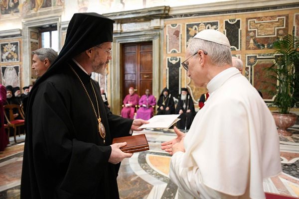 Църковната ни делегация подари сребърни монети с българските манастири на