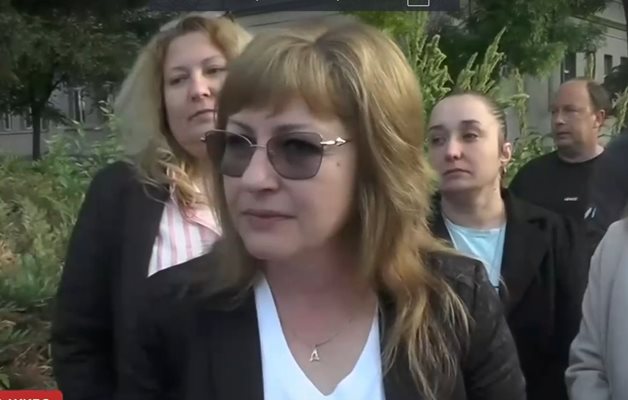 Баща и дядо на ученичка нахлули с бухалка в двора