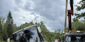 Варненски автобус с туристи пропадна в канавка край Боженци