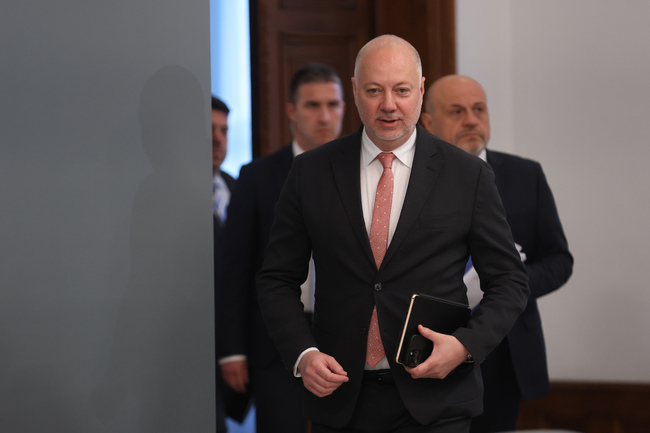 В управленската програма на правителство са включени 100 приоритета разпределени