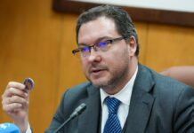 Даниел Митов показа и документи: Бойко Рашков е изготвил и утвърдил плана за купуване на иконки, магнитчета и късметчета