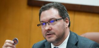 Даниел Митов показа и документи: Бойко Рашков е изготвил и утвърдил плана за купуване на иконки, магнитчета и късметчета