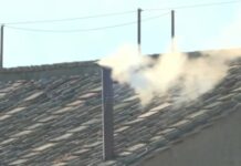 Бял дим се издига от Сикстинската капела във Ватикана. Има избран папа