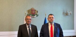 Пеевски поиска градският съд да впише оставката на Чакъров