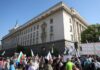 Поддръжници на лева се събраха пред сградата на Народното събрание