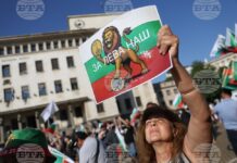 Разпуснаха протеста, някои останаха да чакат депутати, повечето поеха към родните си места