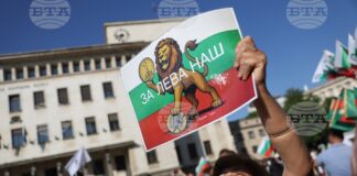 Разпуснаха протеста, някои останаха да чакат депутати, повечето поеха към родните си места