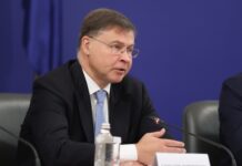 Домбровскис: Няма страна в еврозоната, която да е правила референдум за еврото